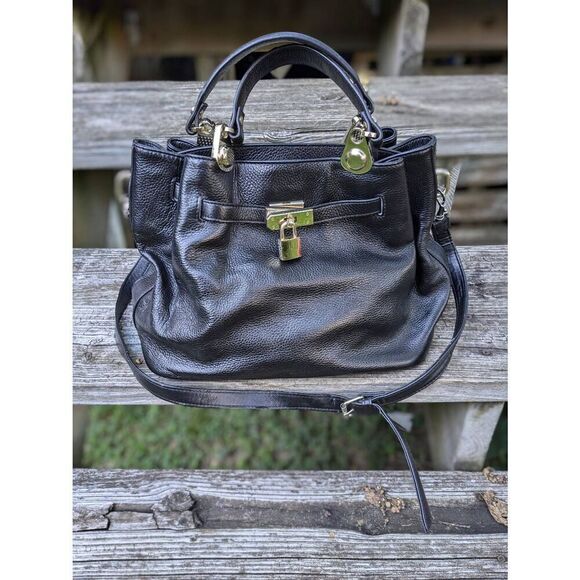 Vinenza leather shoulder bag in excellent condition.